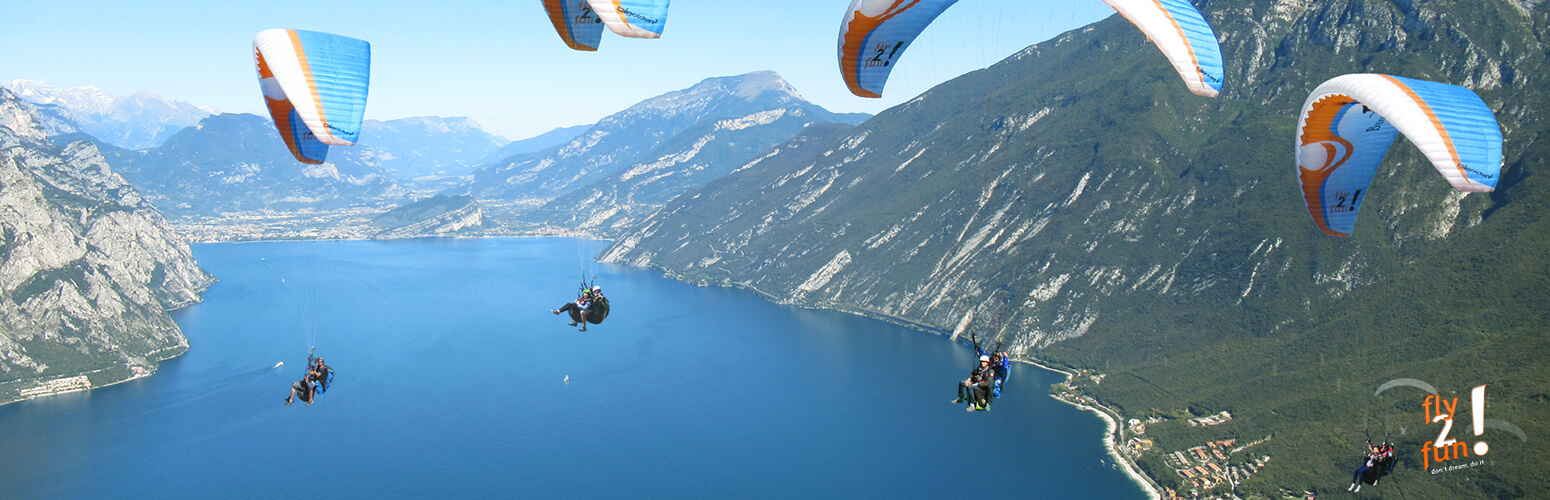 parapendio-biposto-in-volo-sul-lago-di-Garda