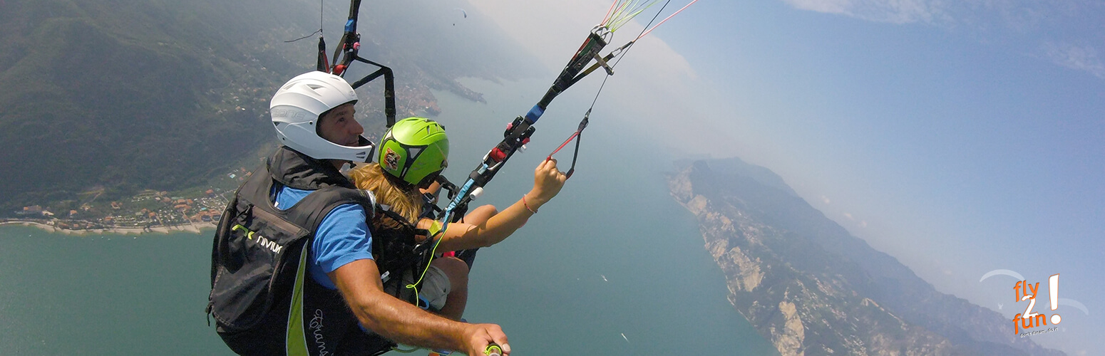 parapendio-biposto-in-volo-sul-lago-di-Garda