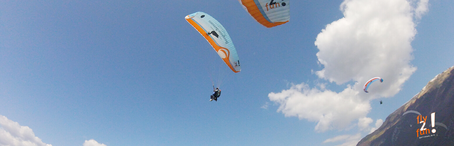 parapendio-biposto-in-volo-sul-lago-di-Garda